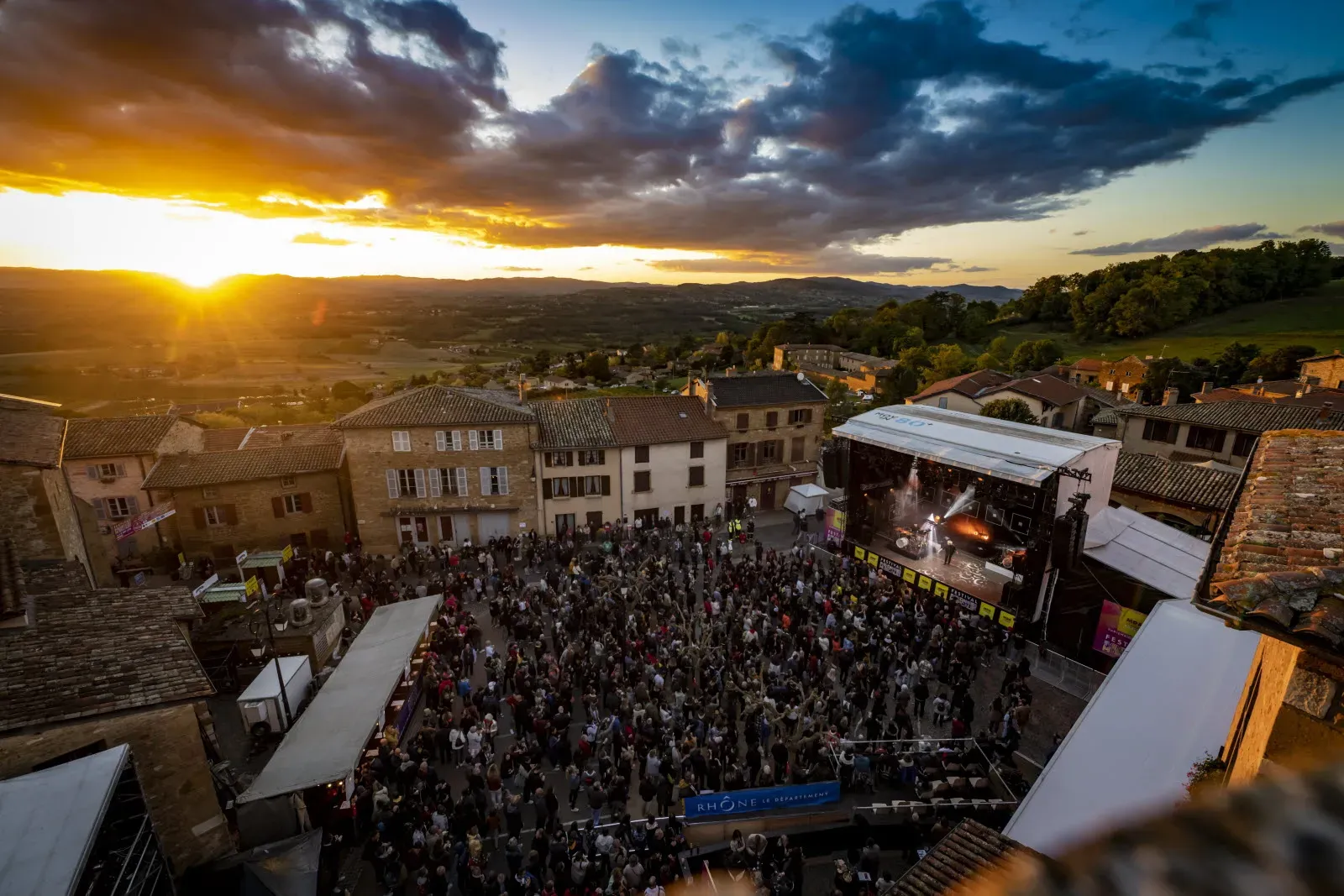 Vue aérienne du festival Les Vendanges Musicales à Charnay en Beaujolais, dans le Rhône, près de Lyon